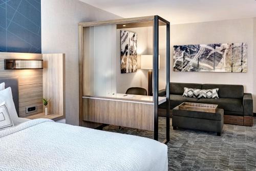 Independence Hotel | Family-Friendly SpringHill Suites with Pool & Hot Tub