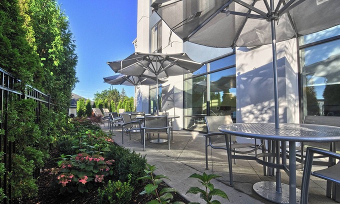 Southfield Hotel | Welcoming SpringHill Suites Detroit Southfield with Spa & Pool