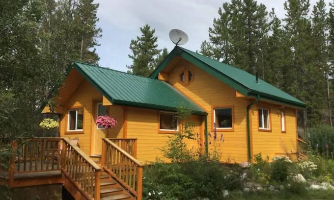 Whitehorse Ski Chalet | Top-Rated Springhills Cabin with Pool & Spa in Hot Springs