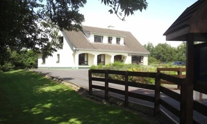 Clarinbridge Bed & Breakfast | Highly Rated Springlawn Bed and Breakfast with Family Amenities