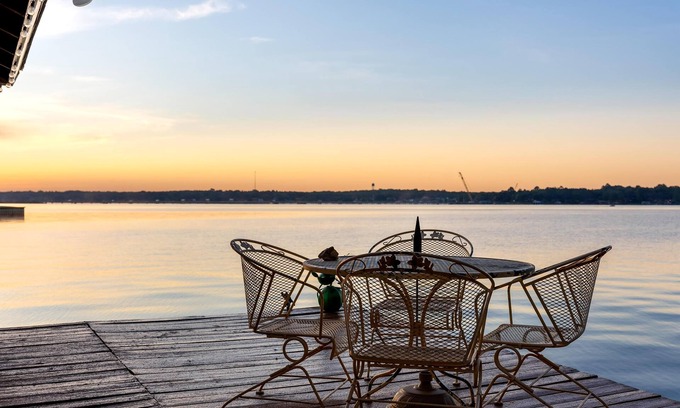 Enchanted Oaks House | Couples' Lakefront Retreat with Pet-Friendly Amenities