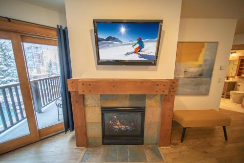River Run House | Experience Springs 8838: Family-Friendly Retreat with Hot Tub