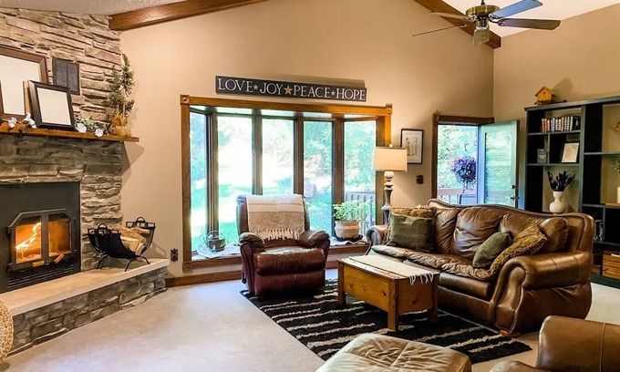 Decorah Cabin | Springview Suite at Rustic Acres