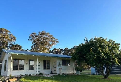 Scotsdale House | Exceptional Springwood Cottage with Ocean View & Kitchen