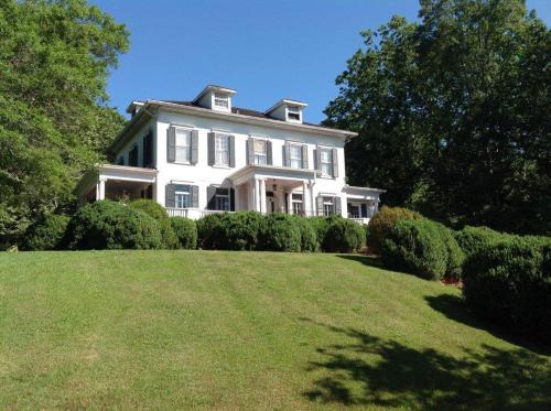 Anniston Bed & Breakfast | Experience Unmatched Comfort at Springwood Inn: 5-Star Stay