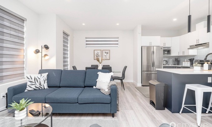 North Central Edmonton House | Pet-Friendly 2-Bed Townhouse with Breakfast - Rated 10/10