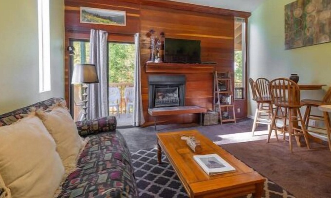 Kingswood Estates Cabin | Spruce by Avantstay The Eagles Nest! Central Northshore Location!