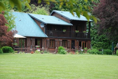 Sauviat-sur-Vige Bed & Breakfast | Relax at Spruce Lake: Family-Friendly with Breakfast & Dining