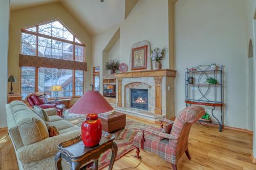 Edwards Apartment | Top-Rated Spruce Tree Lodge #208 with Pool and Hot Tub