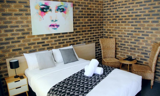 Casino Hotel | Cozy Squatters Homestead Motel: Family-Friendly & Accessible