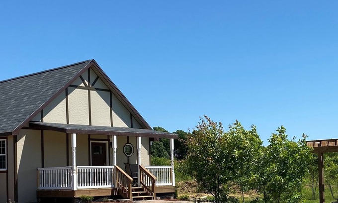 Lyons Cottage | Experience Unforgettable Sunsets at Squire Cottage