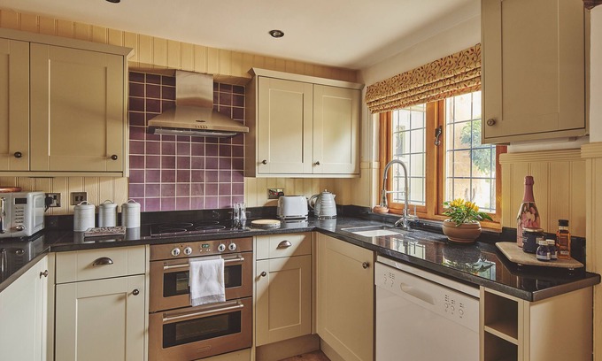 Longborough Cottage | Top-Rated Squirrel Barn: Child-Friendly & Breakfast Included