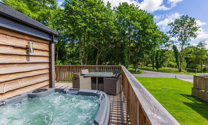 Newton Stewart Ski Chalet | Cozy Squirrel Lodge 41: Pet-Friendly Retreat with Hot Tub