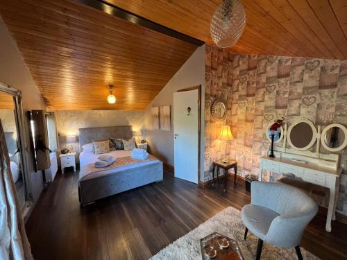 Storwood Apartment | Relaxing Squirrel Lodge at Owlet Hideaway with Hot Tub