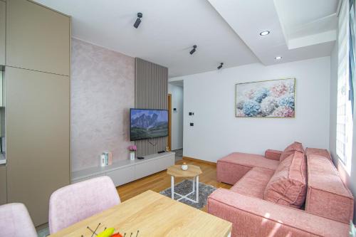 Zlatibor Apartment | Discover Srebrni vrhovi 07: Pet-Friendly Retreat with Pool