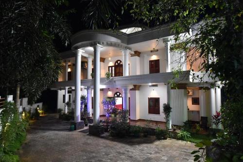 Thalassery House | Welcoming Sreedevi Gardens: Pet-Friendly & Family-Oriented