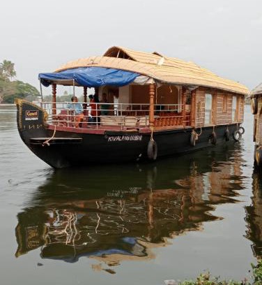 Kumarakom Boat Rental | Explore Sreekrishna Houseboat with Pet-Friendly Amenities