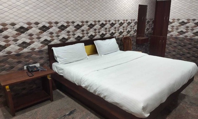 Arakkonam Hotel | Comfortable Sri Mahalakshmi Deluxe Lodge with Family Amenities