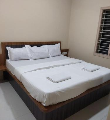Channarayapattana Cabin | Budget-Friendly Sri Vaari Comforts with Breakfast & Family Amenities