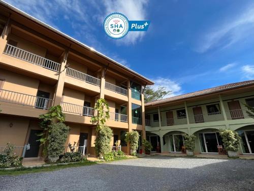 Khuekkhak House | Discover Srichada Hotel Khaolak with Kitchen Amenities