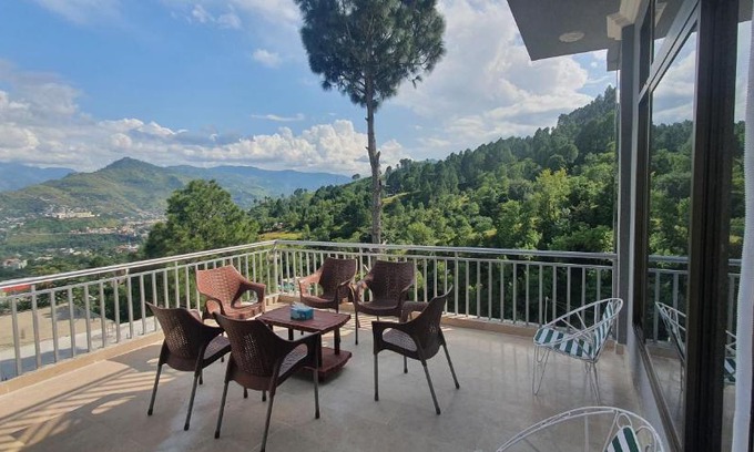Muzaffarabad Bed & Breakfast | Cozy Srinagar Homes: Wheelchair Accessible Family Retreat