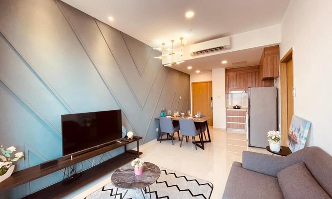 Phnom Penh City Centre Hotel | Pet-Friendly SRT Suites - The Skyline with Pool Access