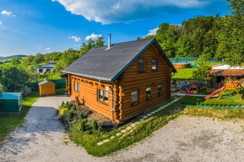 Kyjov House | Relax at Srub pod lesíkem with Pool and Ocean View