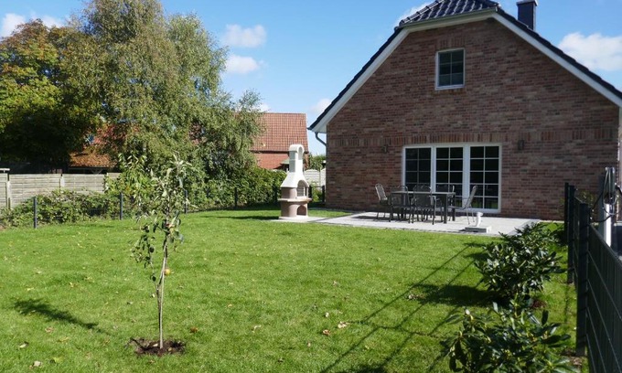 Hilgenriedersiel House | Discover Stüürmanns Huus: Family-Friendly Retreat with Hot Tub