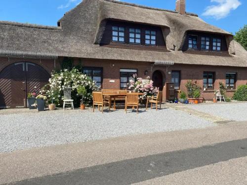 Poppenbull Apartment | Pet-Friendly Retreat at Stüerboord for Family Getaways