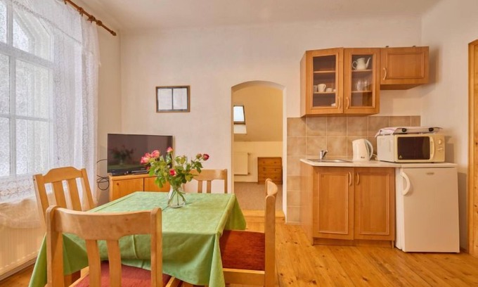 Janske Lazne Apartment | Pet-Friendly Stříbrný pramen: Lake Views & Spa Retreat