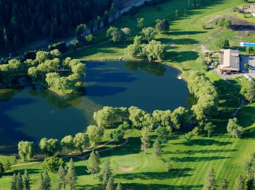 Okanagan-Similkameen Hotel | Relax at St Andrews By The Lake Golf Resort with Pool & Views