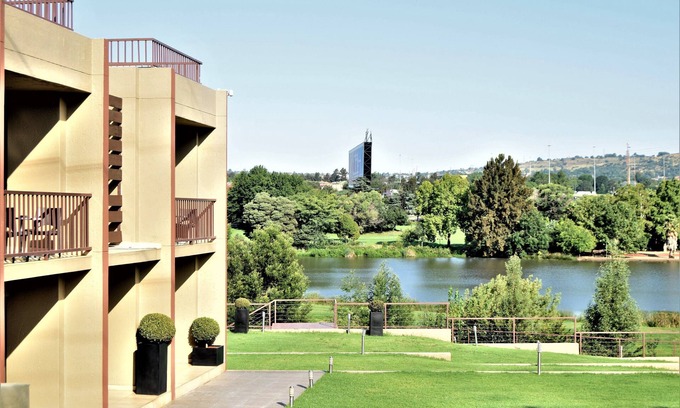 Wynberg Hotel | Relax at St Andrews Hotel and Spa with Pool & Restaurant