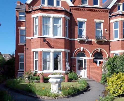 Lytham St. Anne's Apartment | St Annes Lodge Garden Flat AWARD WINNING HOSTS