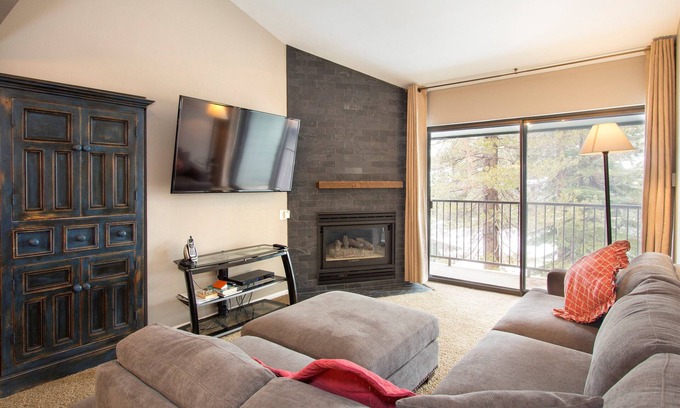 Mammoth Lakes Condo | Guest Rated 10/10: St Anton Condos #50 with Pool & Spa