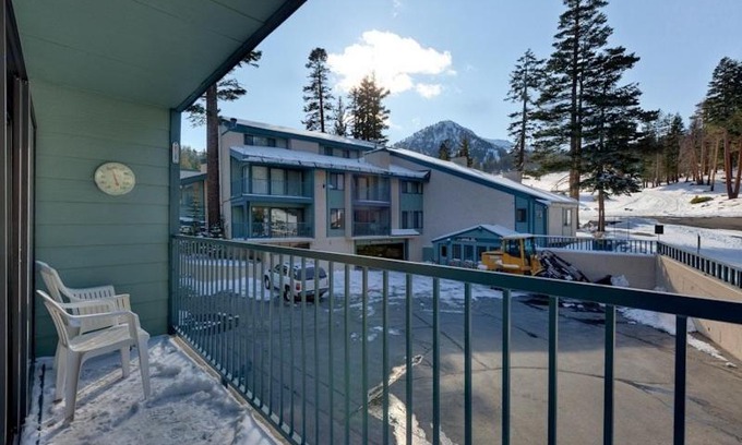 Mammoth Lakes Apartment | Inviting St Anton Street View Ski-In & Out 1-Bedroom Condo