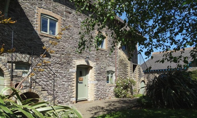Noss Mayo House | Discover St Aubyn Cottage: Ideal for Families and Pets