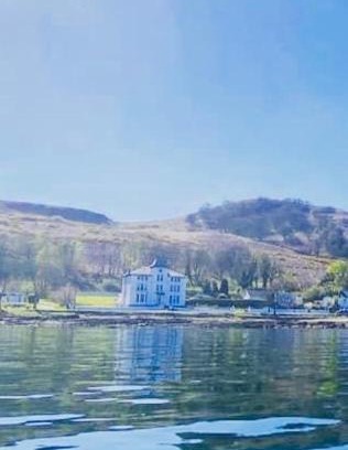 Kilchattan Bay House | St Blane’s House: Pet-Friendly Retreat with Ocean Views