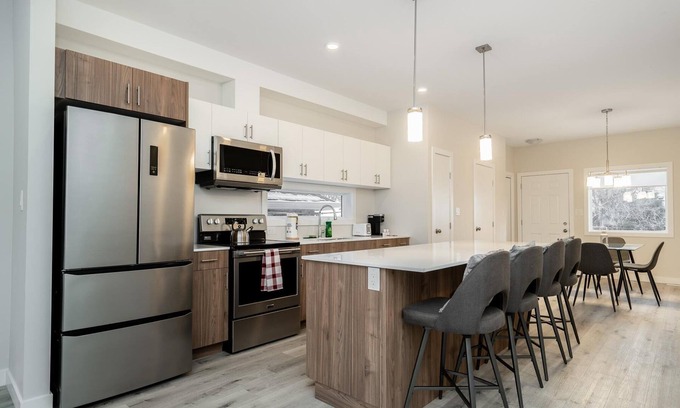 Winnipeg House | St. Boniface: Elegant 3-Bedroom Retreat with Parking