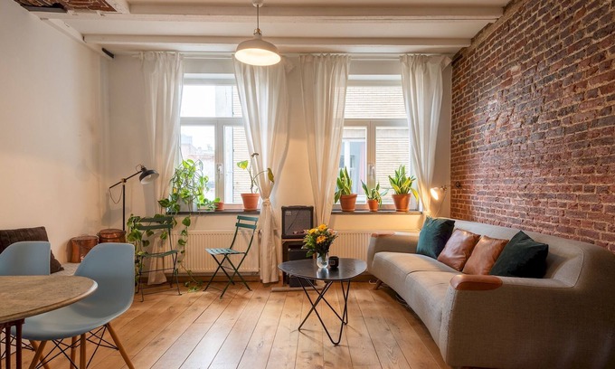 Dansaert Apartment | Relax at St Catherine Duplex Residence with Spa & Breakfast