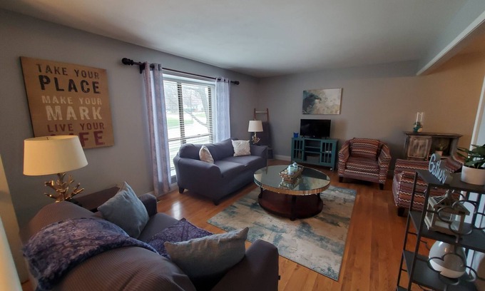St. Charles House | Discover St. Charles Central Oasis: Pet-Friendly Retreat