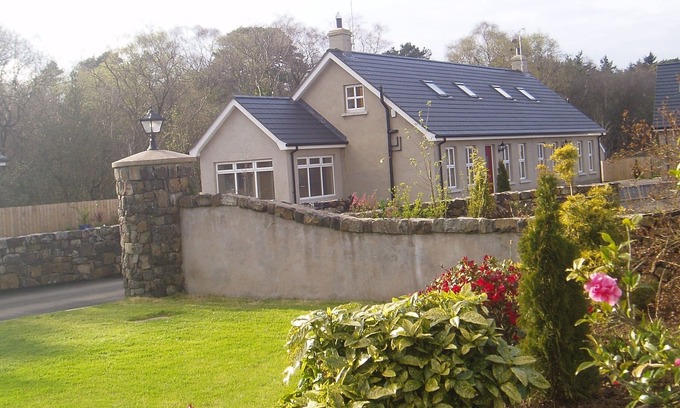 Bushmills Cottage | Top-Rated St Columbs Cottages No. 2 with Breakfast & Kitchen