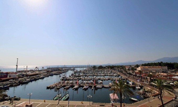 Saint-Cyprien Plage Apartment | Scenic St Cyp Port Views with Pet-Friendly Amenities