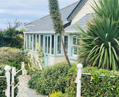 Tintagel House | Experience St Edwards Cottage: Oceanfront Family Retreat