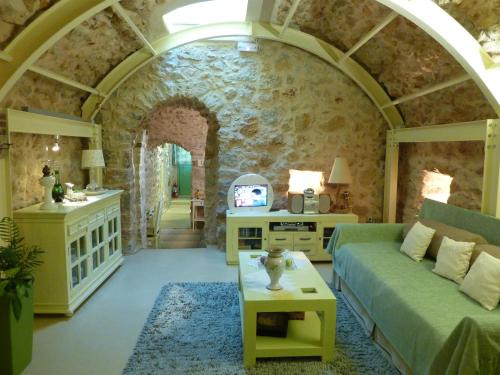 Agios Georgios Sykousis House | Pet-Friendly St. George Sykoussis Traditional Residence