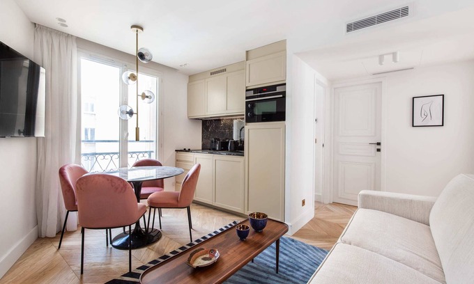 Pigalle Apartment | St Georges - Family-Friendly Two Bedroom Retreat in Paris