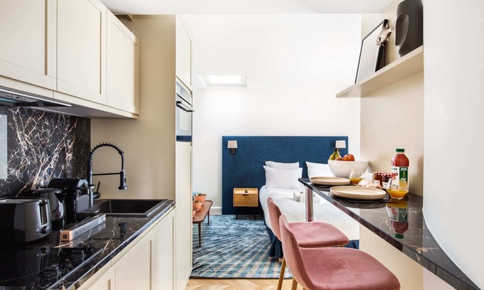 Pigalle Apartment | St Georges: Prime Studio with Kitchen in Central Paris