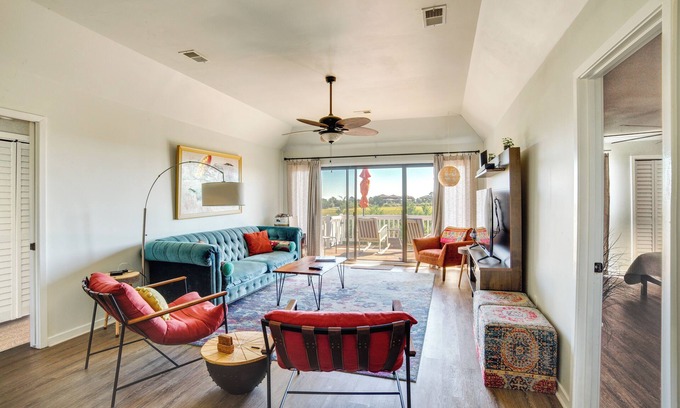 Oceanmarsh Subdivision Cottage | Trendy Island Retreat with Ocean View: Steps to the Beach
