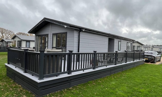 Ryde Cabin | Exquisite 2-Bed Lodge in St Helens, Ryde - Rated 10/10