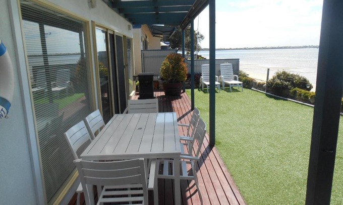 Melville House | St Helens Beachfront: Family-Friendly Retreat by the Ocean