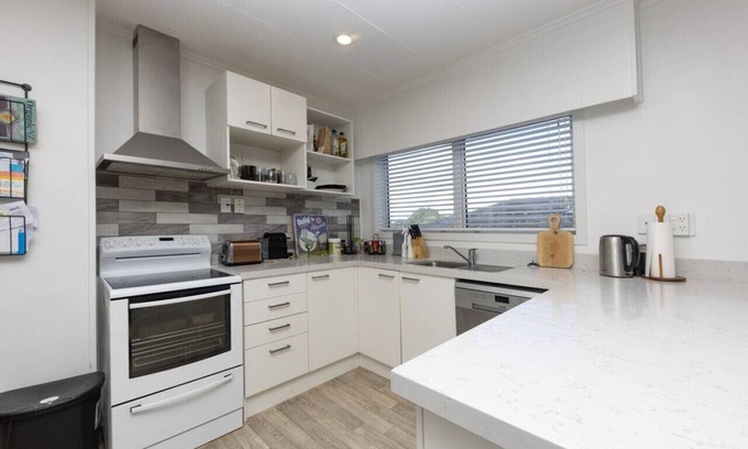 Glendowie Apartment | St Heliers Gem: Beach Access & Scenic Adventures Await
